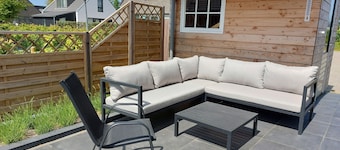 Luxury apartment for 5 people near the beach, fenced garden, pool.