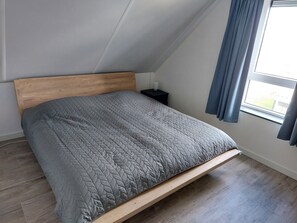 2 Schlafzimmer, Schreibtisch, Bügeleisen/Bügelbrett, Reisekinderbett