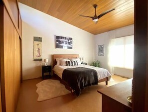 2 bedrooms, desk, free WiFi, bed sheets