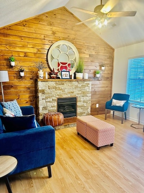 TV - Cozy home near Dollywood and Pigeon Forge Fun. (Pigeon Forge)
