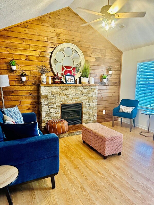 TV - Cozy home near Dollywood and Pigeon Forge Fun. (Pigeon Forge)