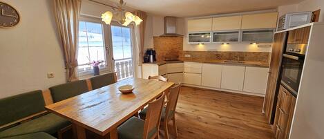 Kylskåp, mikrovågsugn, ugn och spishäll