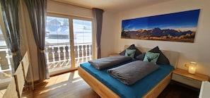 3 bedrooms, desk, travel cot, free WiFi