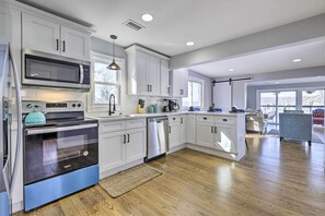 Fridge, microwave, stovetop, dishwasher