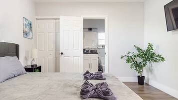 1 slaapkamer, een strijkplank/strijkijzer, gratis wifi, beddengoed