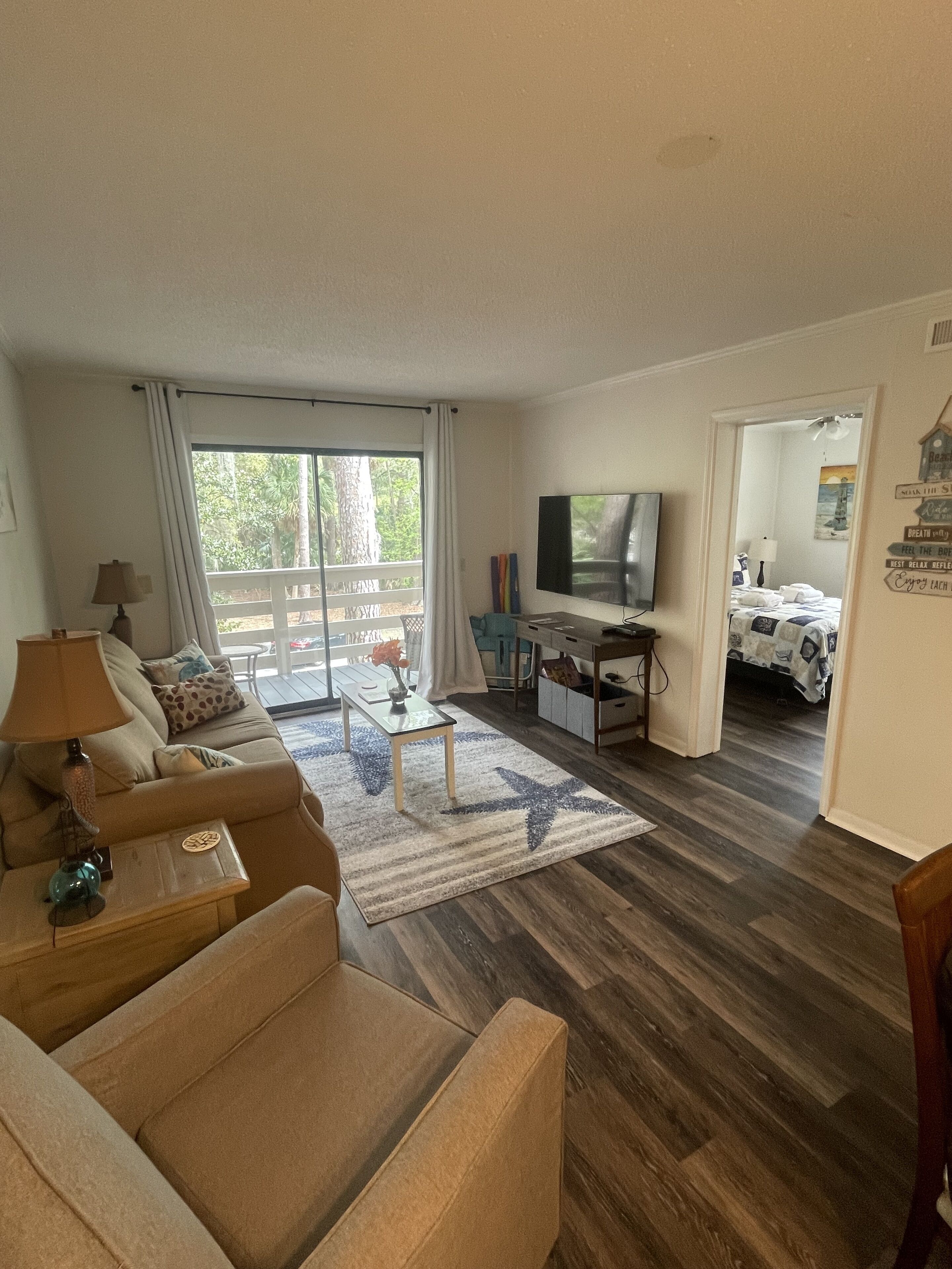 10 Min Walk to Coligny Beach