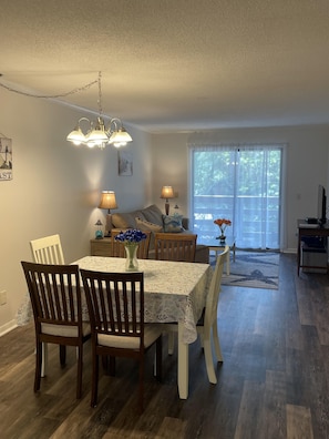 Dinning area. - 10 Min Walk to Coligny Beach (Hilton Head Island)