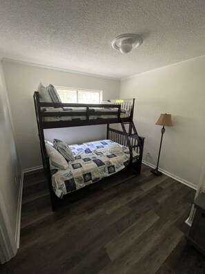 Bunk beds. Full on bottom and twin on top. - 10 Min Walk to Coligny Beach (Hilton Head Island)