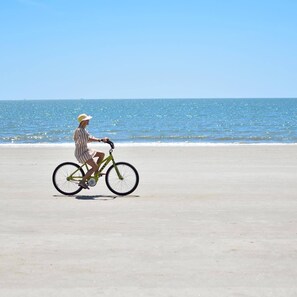 Enjoying biking on the beach. - 10 Min Walk to Coligny Beach (Hilton Head Island)