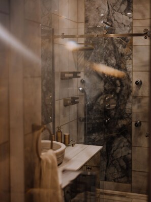 Signatur-lejlighed | Badeværelse | Designertoiletartikler, hårtørrer, gulvvarme (badeværelse), håndklæder