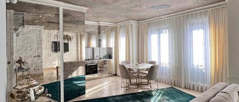 Traditional-Apartment | Wohnbereich
