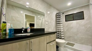 Douche, sèche-cheveux, serviettes fournies, savon