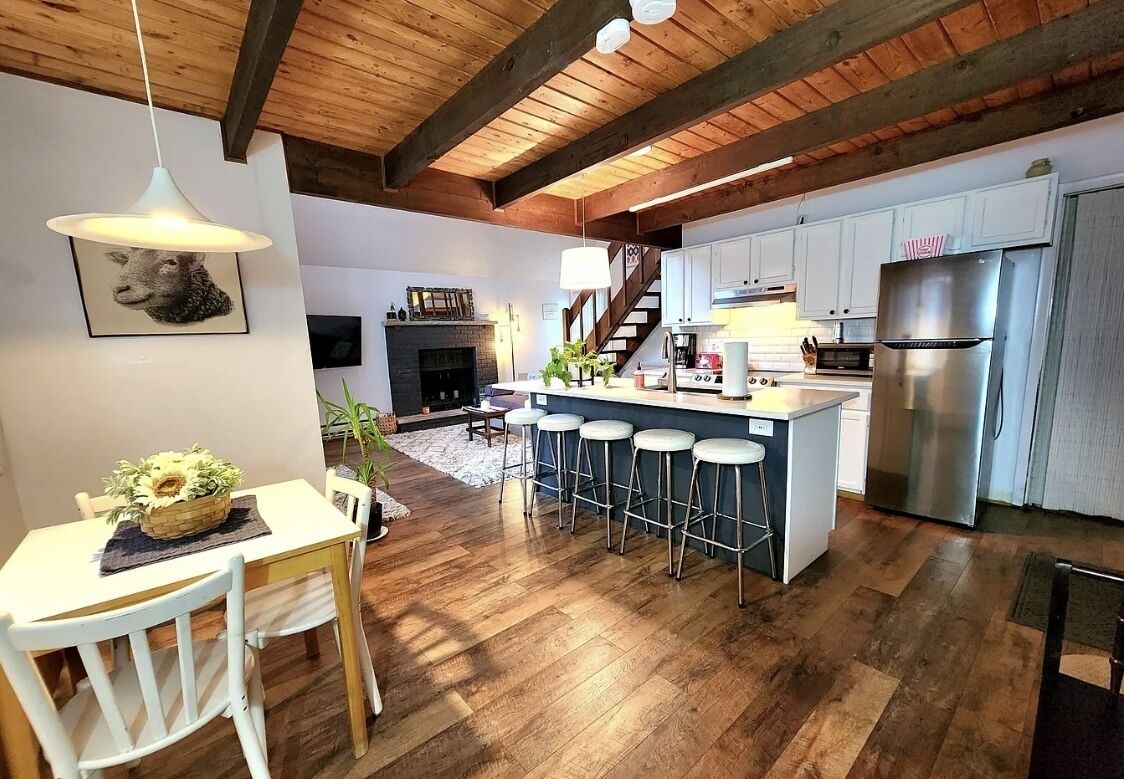 Cozy Poconos Contemporary Chalet