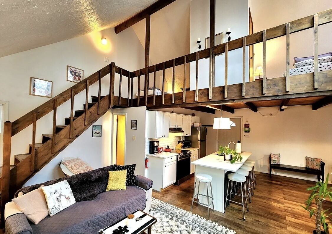 Cozy Poconos Contemporary Chalet