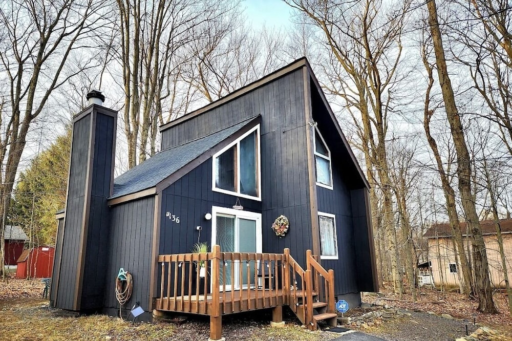 Cozy Poconos Contemporary Chalet