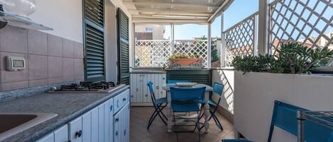 Kylskåp, mikrovågsugn, spishäll och diskmaskin