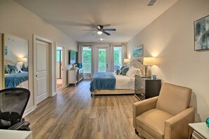 4 bedrooms, desk, iron/ironing board, travel crib - Luxe Lakefront Living, Lake Hamilton Escape (Lake Hamilton)