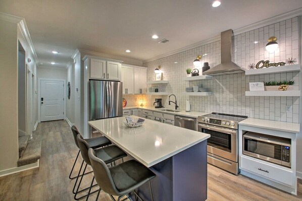 Fridge, microwave, oven, stovetop - Luxe Lakefront Living, Lake Hamilton Escape (Lake Hamilton)