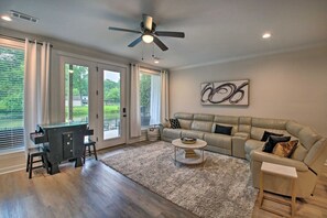 TV, fireplace, table tennis - Luxe Lakefront Living, Lake Hamilton Escape (Lake Hamilton)