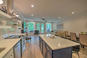 Kylskåp, mikrovågsugn, ugn och spishäll