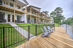 Terrace/patio - Luxe Lakefront Living, Lake Hamilton Escape (Lake Hamilton)