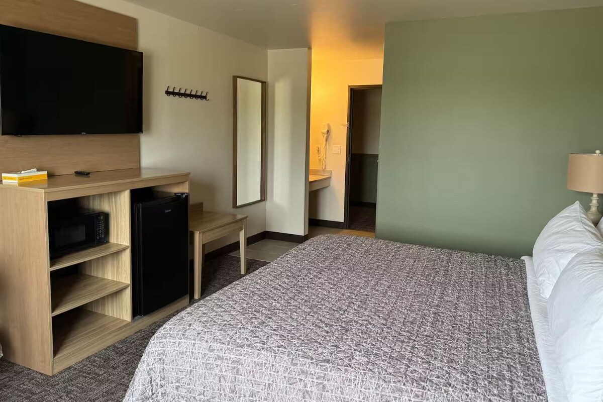 1 Queen Bed, Mobility Accessible Room, Bathtub w/Grab Bars, Non-Smoking