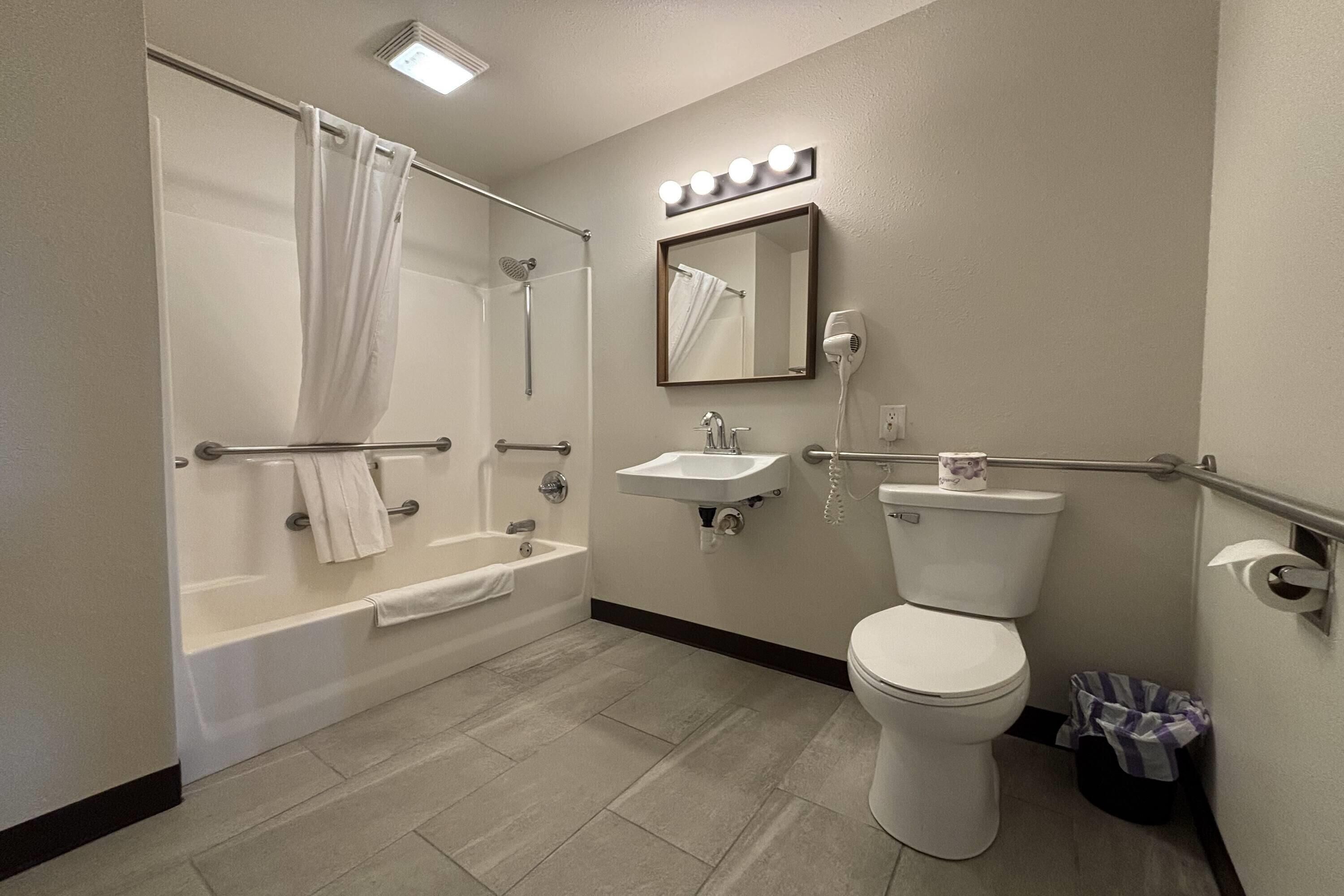 Rom, 1 queensize-seng, tilpasset bevegelseshemmede, ikke-røyk (Mobility, Bathtub W/grab Bars) | Bad | Kombinert dusj/badekar, regndusjhode, hårføner og håndklær