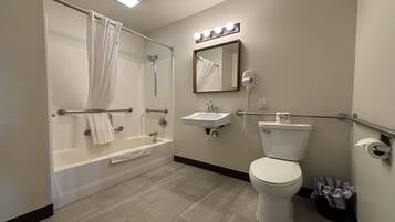 Rom, 1 queensize-seng, tilpasset bevegelseshemmede, ikke-røyk (Mobility, Bathtub W/grab Bars) | Bad | Kombinert dusj/badekar, regndusjhode, hårføner og håndklær