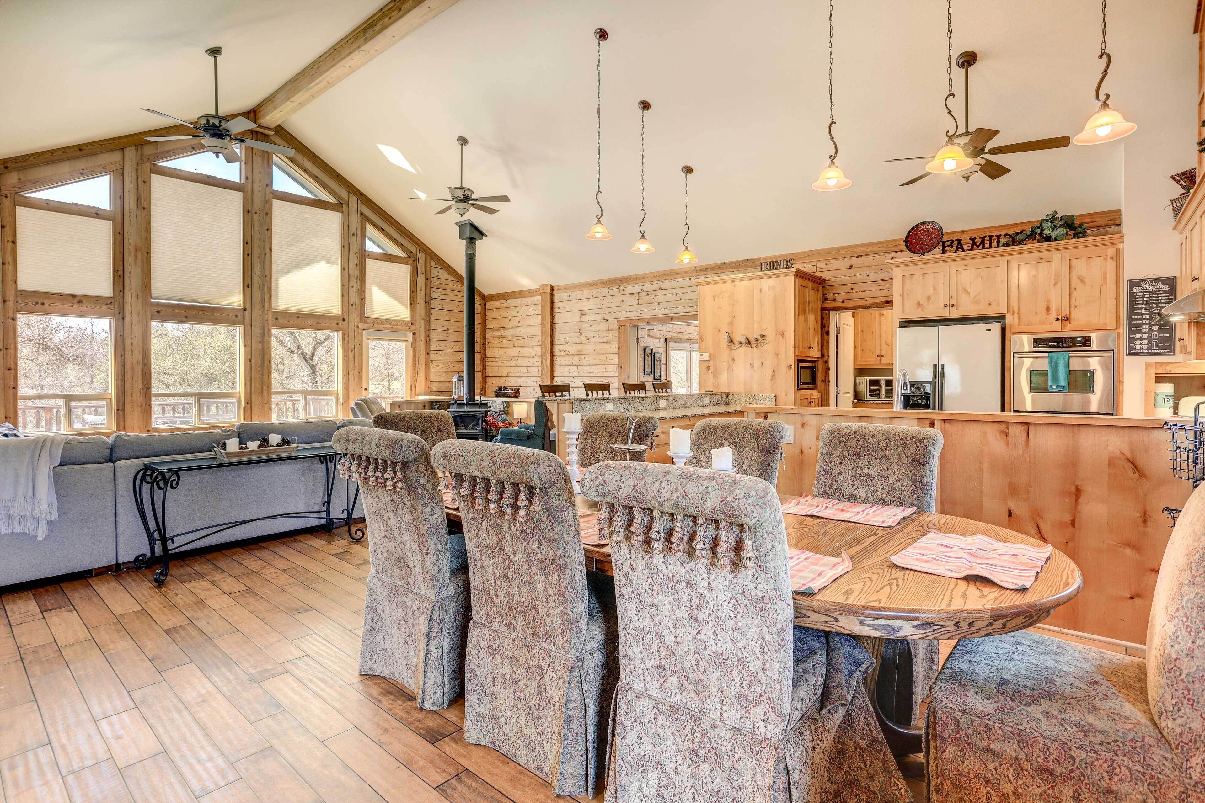 Spacious Mariposa Cabin w/ Deck & Private Hot Tub!