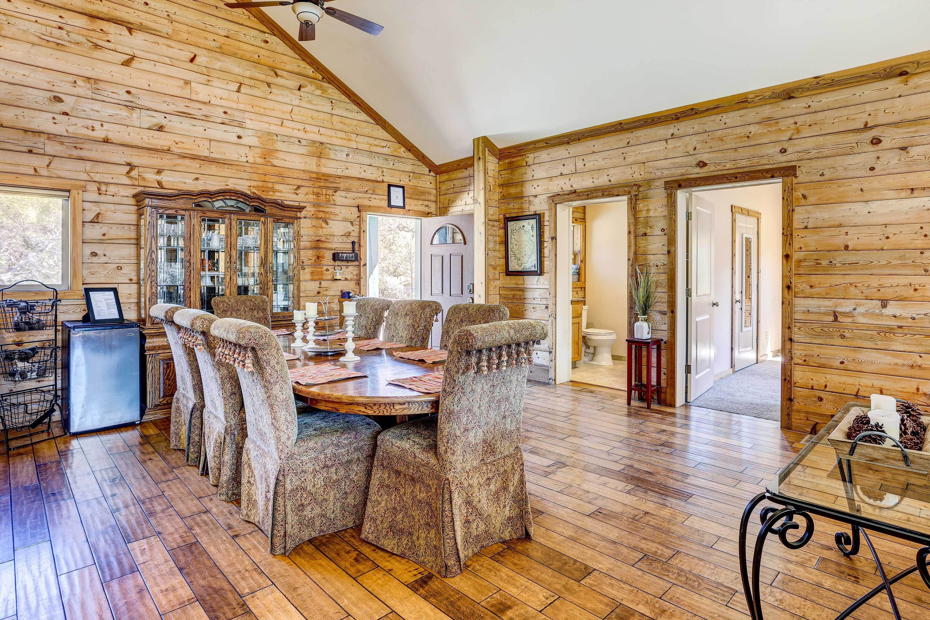 Spacious Mariposa Cabin w/ Deck & Private Hot Tub!