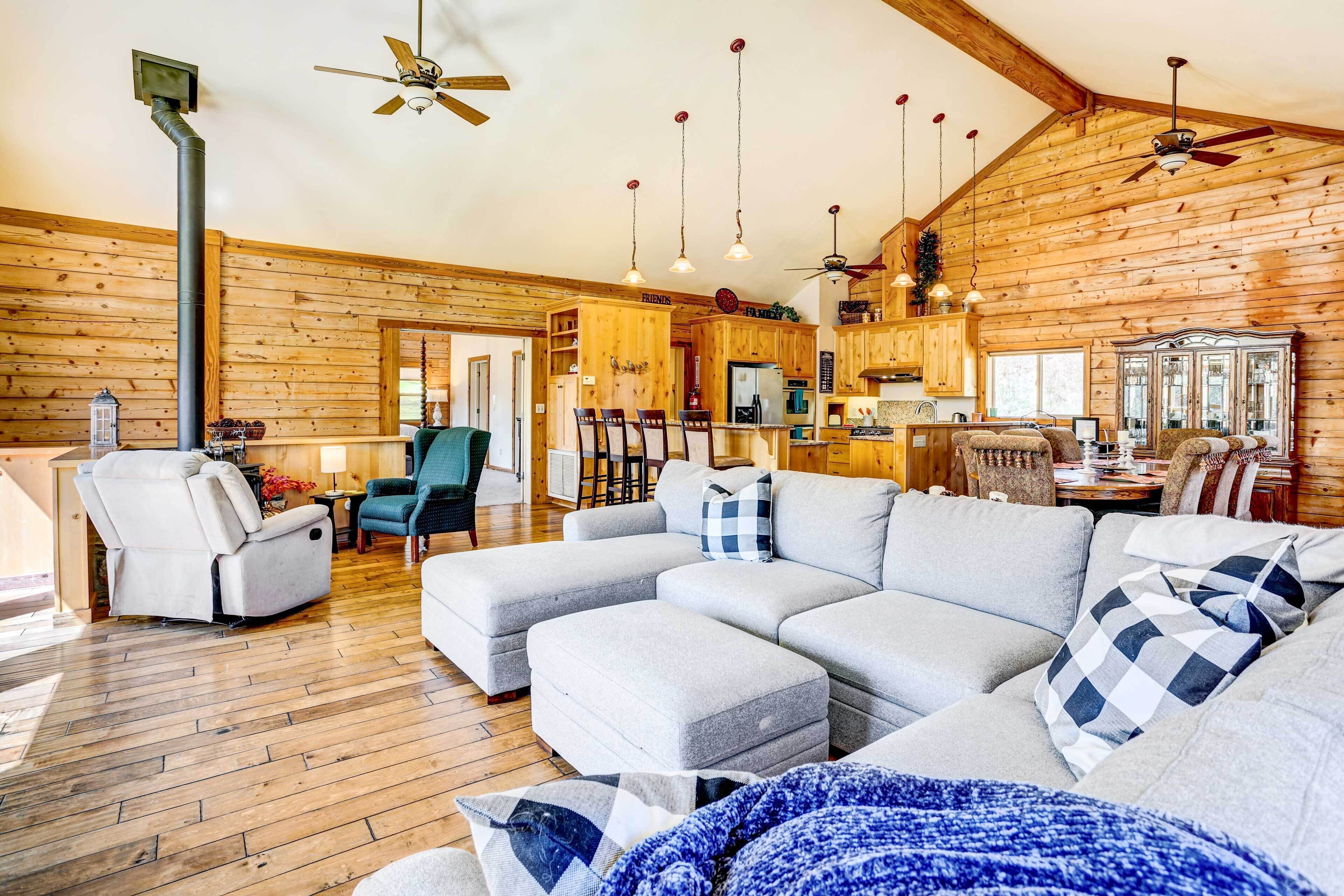 Spacious Mariposa Cabin w/ Deck & Private Hot Tub!