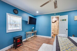 1 bedroom, iron/ironing board, Internet, bed sheets - Marsh Views + Patio: Saint Helena Island Hideaway (St Helena Island)