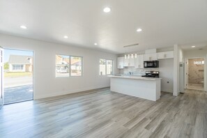 Microonde, forno, piano cottura, lavastoviglie