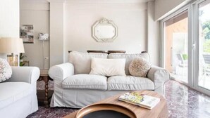 Un salon moderne avec un canapé, une table basse et une grande fenêtre.