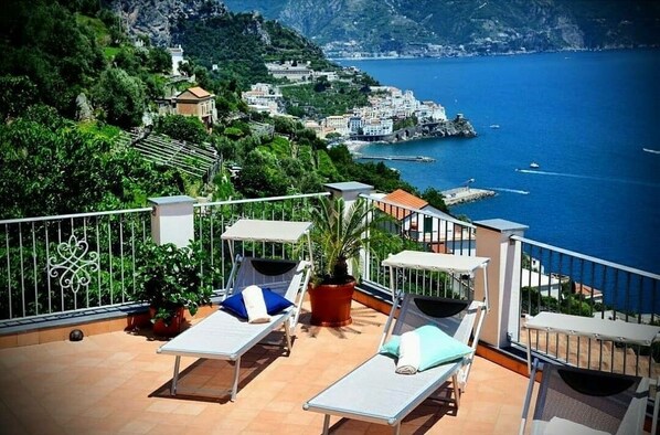 Moon | Terrace/patio