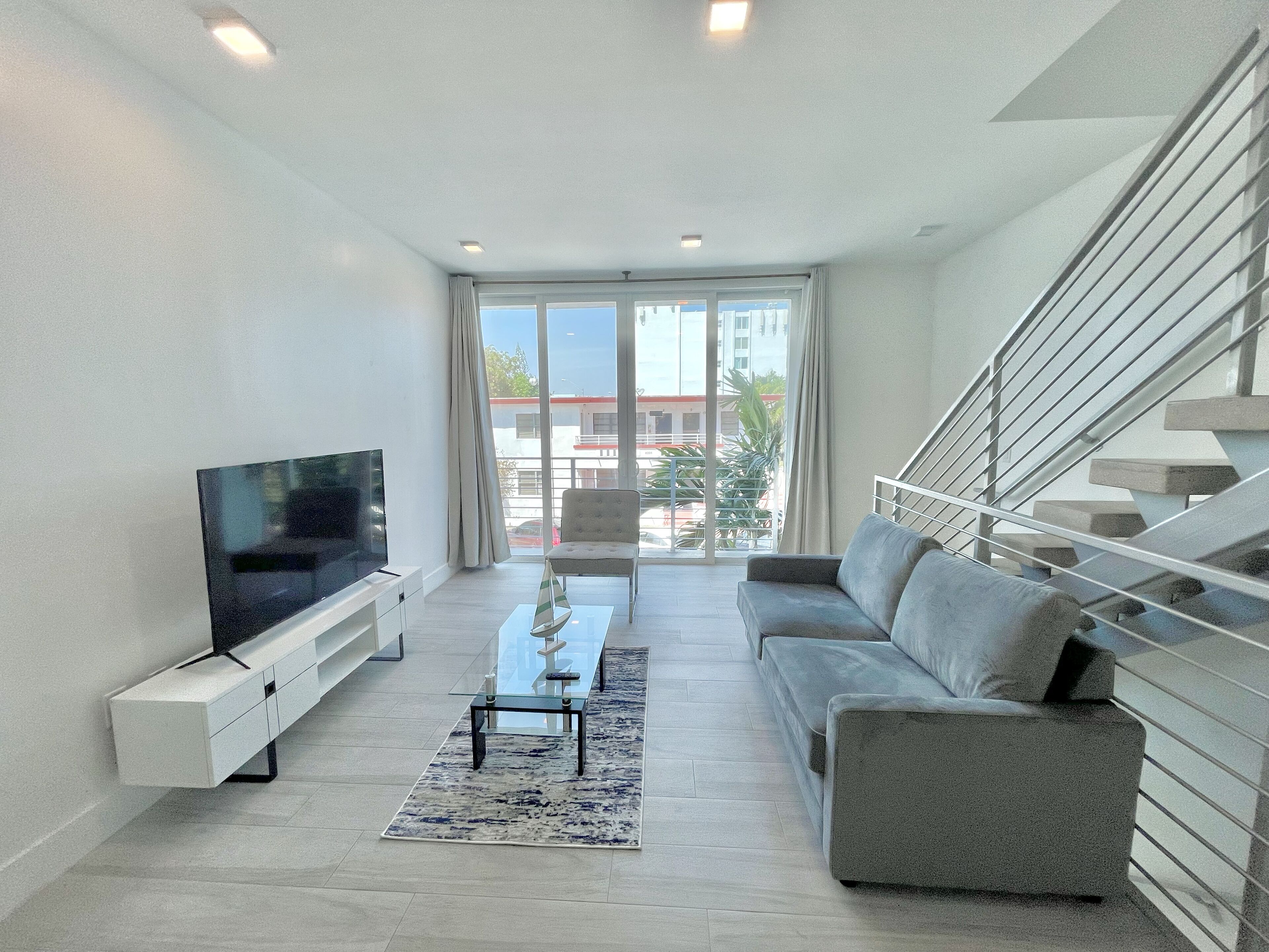 1 Block to the Beach* Hot Tubs* Rooftop Terraces*