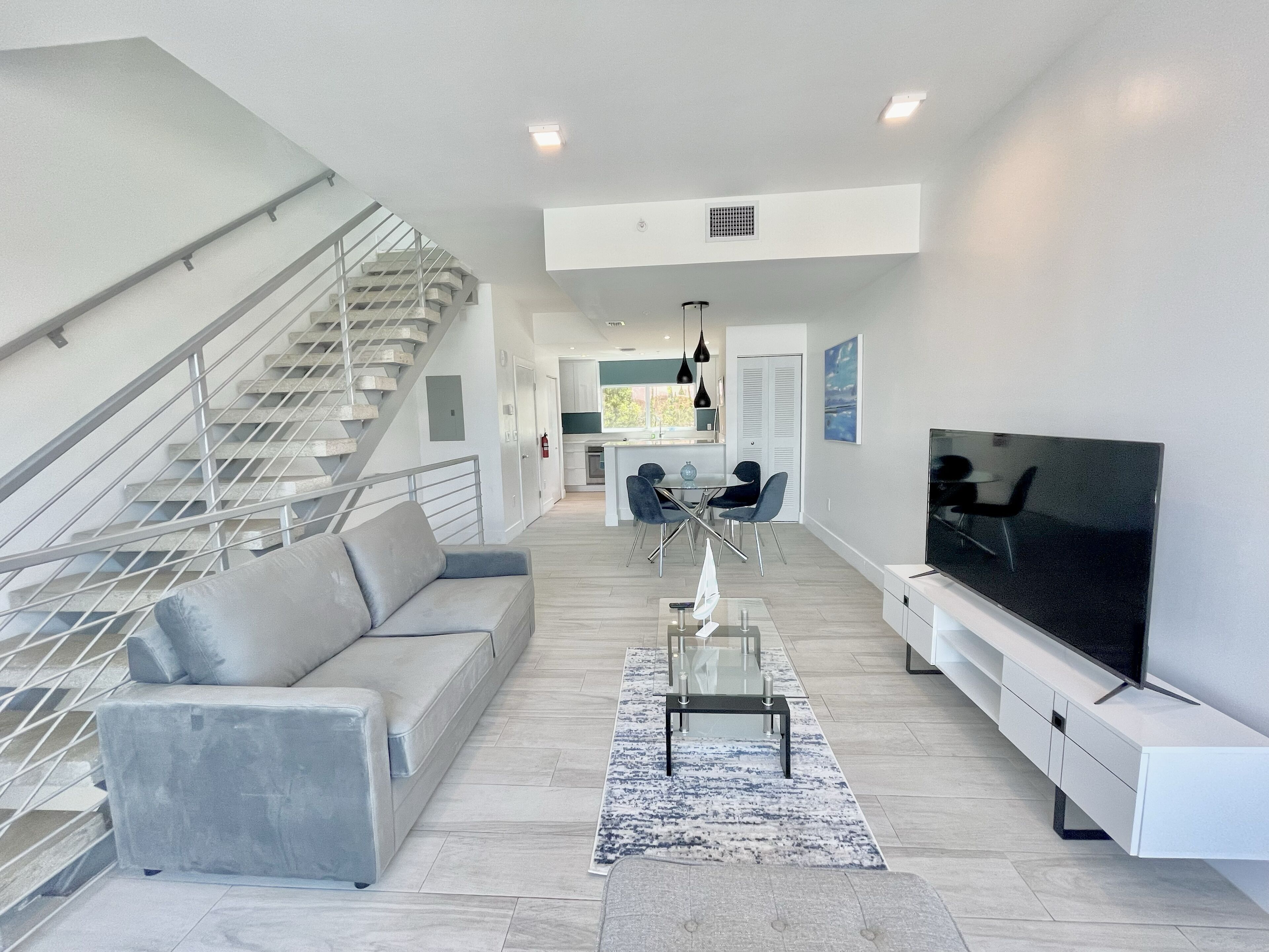 1 Block to the Beach* Hot Tubs* Rooftop Terraces*