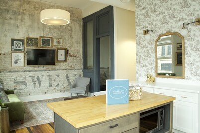 Stylish Condo Overlooking Broadway