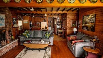 Smart-tv, dvd-spelare, böcker och ett musikbibliotek