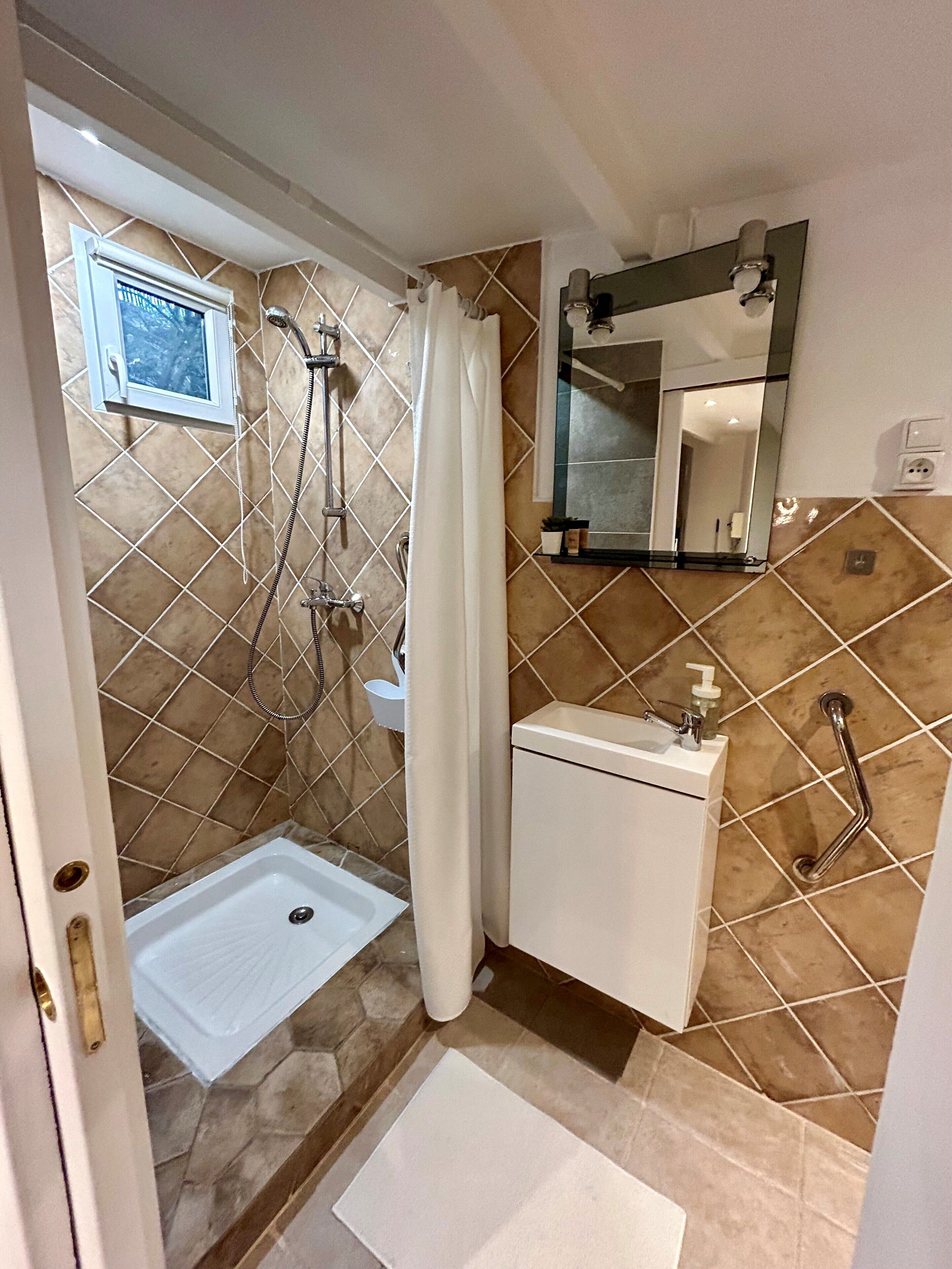 Atelier d'artiste : en ville, dans la nature, maison, jardin, parking