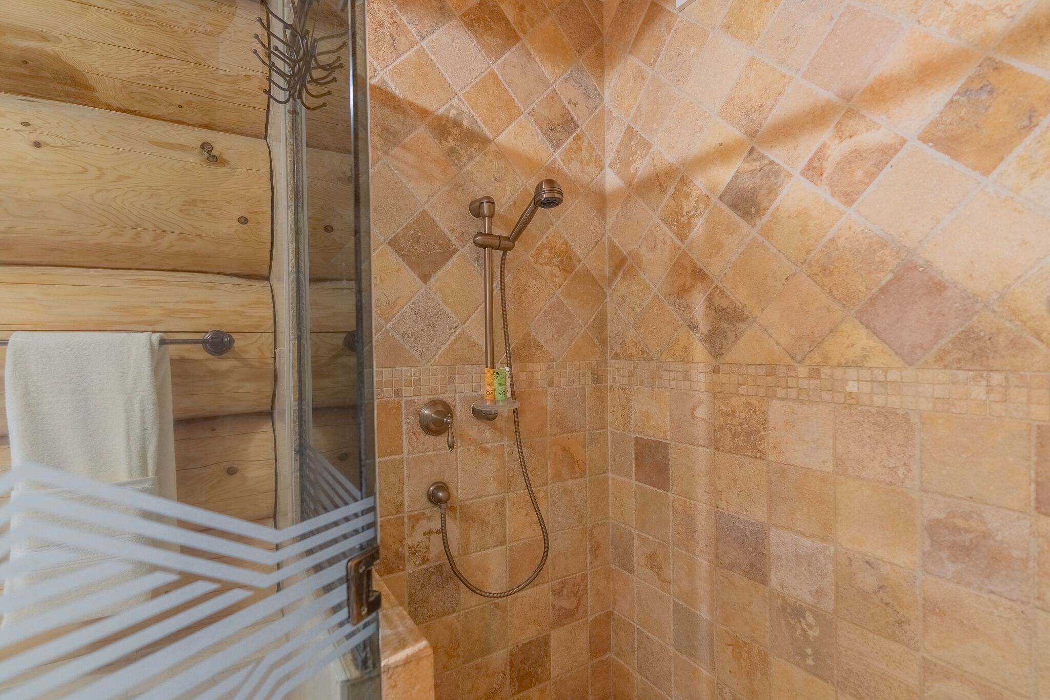 Lakefront Luxury Log Home With Spa & Aurora Views