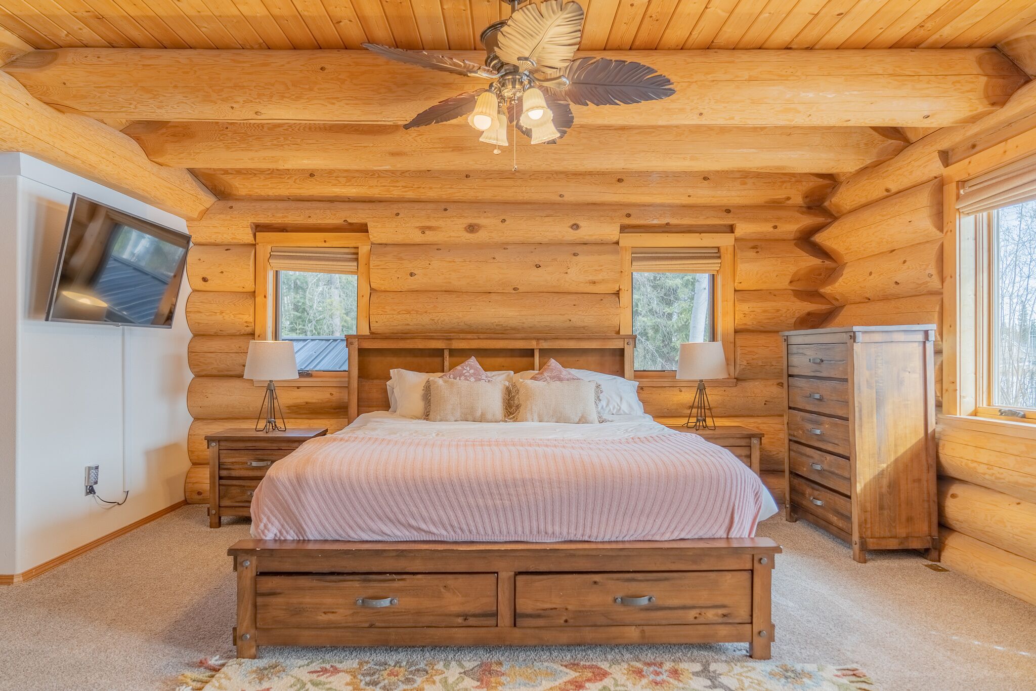 Lakefront Luxury Log Home With Spa & Aurora Views