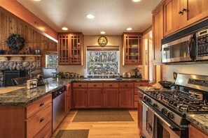 Mikrowelle, Geschirrspüler, Wasserkocher mit Kaffee-/Teezubehör