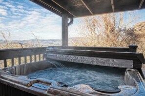 Outdoor spa tub - Loft - Fireplace, Firepit, Pickle Ball, Hot Tub (Sevierville)