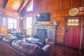 Smart TV - Loft - Fireplace, Firepit, Pickle Ball, Hot Tub (Sevierville)