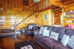 Interior - Loft - Fireplace, Firepit, Pickle Ball, Hot Tub (Sevierville)