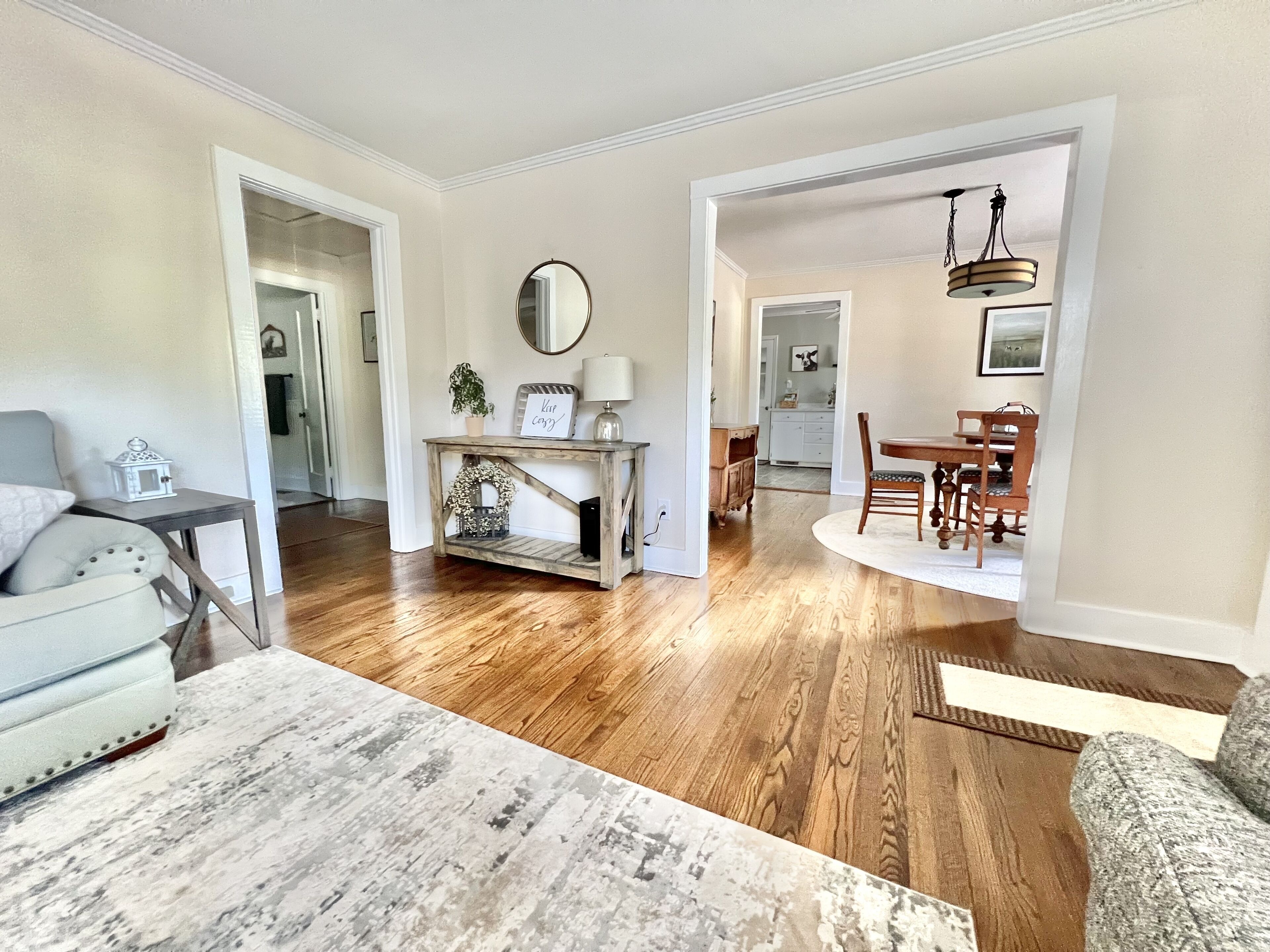 Een smart-tv en boeken