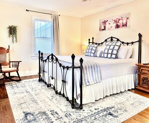 2 dormitorios, tabla de planchar con plancha, cuna de viaje