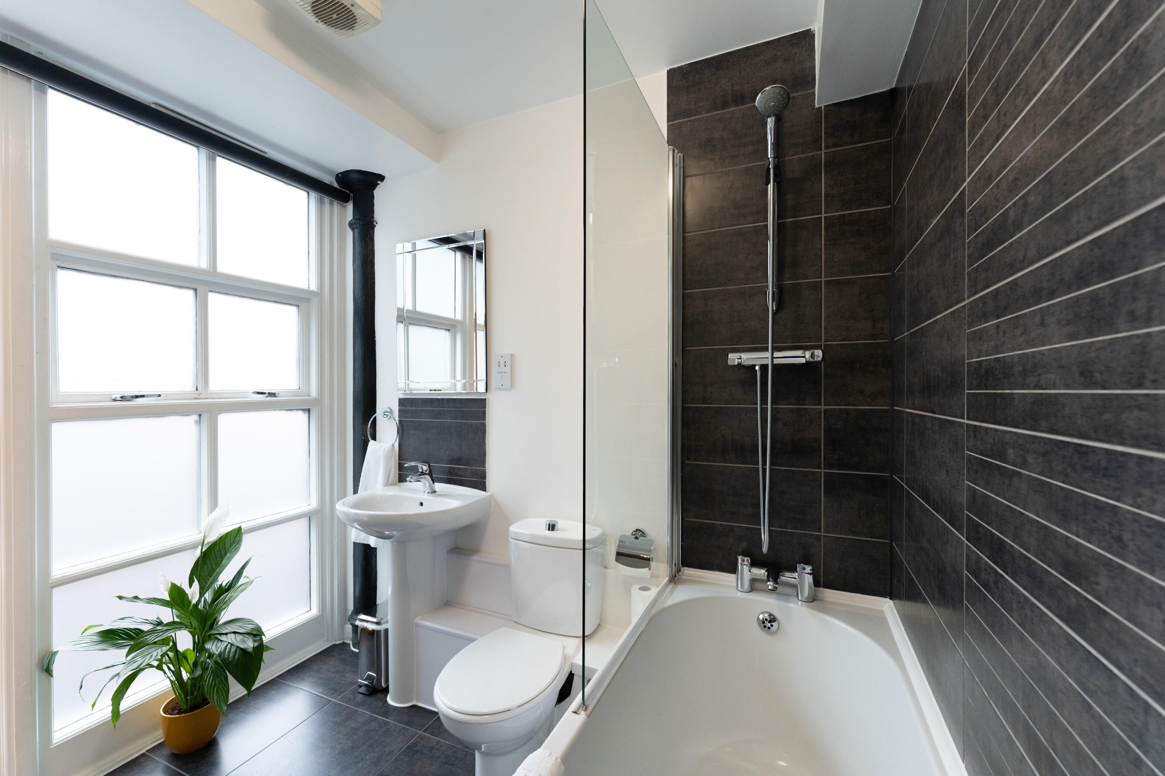 Leilighet | Bad | Dusj, toalettartikler (inkludert), hårføner og håndklær