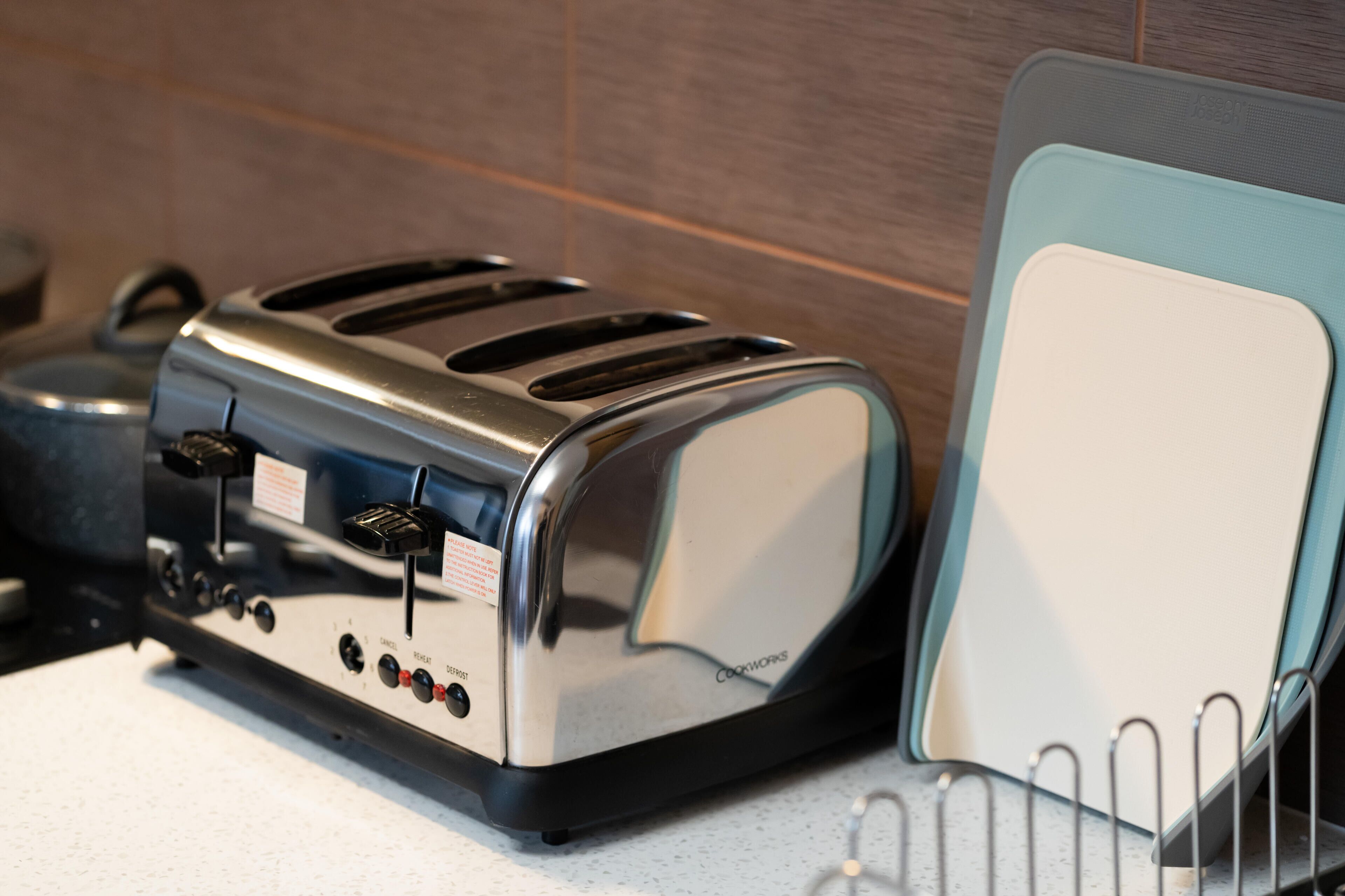 Eine Küche mit Toaster und Brokasten auf der Arbeitsfläche.